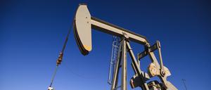 10.03.2022, USA, Odessa: Ein Pumpjack arbeitet vor dem Erdgaskraftwerk von Odessa Ector Power Partners. Foto: Eli Hartman/Odessa American/AP/dpa - ACHTUNG: Nur zur redaktionellen Verwendung und nur mit vollständiger Nennung des vorstehenden Credits +++ dpa-Bildfunk +++