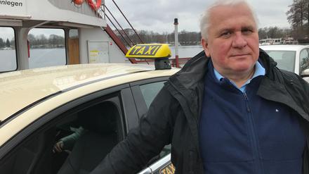 Taxifahrer Leszek Nadolski, Chef der Berliner Taxiinnung, holt die Senioren Ursula und Horst Ullrich in Tegel ab und bringt sie mit der Autofähre über die Havel. 
