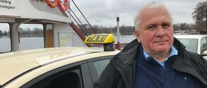 Taxifahrer Leszek Nadolski, Chef der Berliner Taxiinnung, holt die Senioren Ursula und Horst Ullrich in Tegel ab und bringt sie mit der Autofähre über die Havel. 