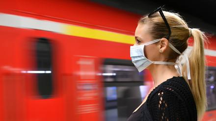  Frau mit Mundschutzmaske, wartet auf Zug, S-Bahn, Corona-Krise, Stuttgart, Baden-Württemberg, Deutschland Coronavirus *** Woman with face mask, waiting for train, S Bahn, Corona crisis, Stuttgart, Baden Württemberg, Germany Coronavirus