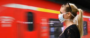  Frau mit Mundschutzmaske, wartet auf Zug, S-Bahn, Corona-Krise, Stuttgart, Baden-Württemberg, Deutschland Coronavirus *** Woman with face mask, waiting for train, S Bahn, Corona crisis, Stuttgart, Baden Württemberg, Germany Coronavirus