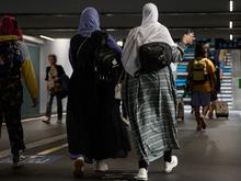Französischer Staatsrat bestätigt Abaja-Verbot: Muslimische Organisation befürchtet „ethnisches Profiling“