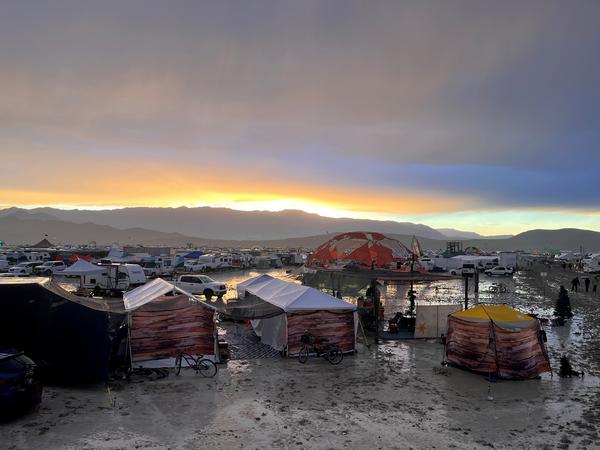 Nach heftigen Regenfällen saßen zehntausende Burning-Man-Besucher auf dem Festival-Gelände im US-Bundesstaat Nevada fest. 
