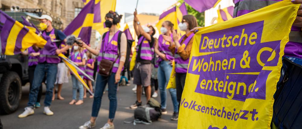 Unterstützer der Initiative „Deutsche Wohnen & Co. enteignen“ in uniformen Farben und mit Fahnen.