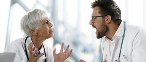 Vor den Ohren der Patienten. Eine grobe Zurechtweisung.