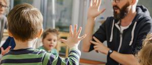 Ab Montag kehren die Kitas in Berlin zum Regelbetrieb zurück. Die Testungen der Kinder an drei Tagen pro Woche werden aber zunächst fortgesetzt.