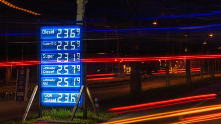 11.03.2022, Baden-Württemberg, Freiburg im Breisgau: Eine Anzeigetafel zeigt die Preise für verschiedene Spritsorten an, während die Lichter von vorbeifahrenden Autos als rote Streifen im Bild zu sehen sind. Die Preise für Treibstoffe sind aufgrund des Krieges in der Ukraine auf einem Rekordhoch. Foto: Philipp von Ditfurth/dpa +++ dpa-Bildfunk +++