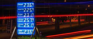 11.03.2022, Baden-Württemberg, Freiburg im Breisgau: Eine Anzeigetafel zeigt die Preise für verschiedene Spritsorten an, während die Lichter von vorbeifahrenden Autos als rote Streifen im Bild zu sehen sind. Die Preise für Treibstoffe sind aufgrund des Krieges in der Ukraine auf einem Rekordhoch. Foto: Philipp von Ditfurth/dpa +++ dpa-Bildfunk +++