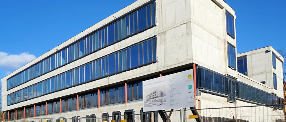 Schulrohbau in Westend.