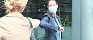 Hat das Händeschütteln ausgedient?