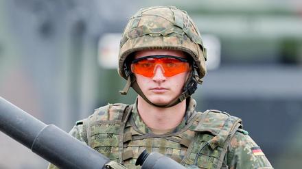 Ein Soldat mit Panzerfaust - vor Kurzem hätte dieser Anblick viele Gegner der Bundeswehr noch verstört.