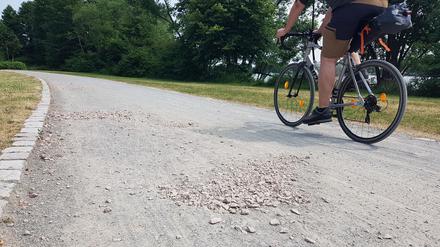 Der Radweg Berlin-Kopenhagen bei Hennigsdorf - eine Schotterpiste.