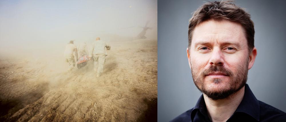 Sanitäter und Soldaten der US-Armee tragen einen Zivilisten zu einem Helikopter, nachdem er von einer Sprengfalle schwerverletzt wurde. Provinz Kandahar, Afghanistan.
