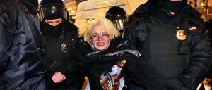Die Polizei nimmt eine Demonstrantin während einer Aktion gegen Russlands Invasion in die Ukraine fest. Trotz Massenverhaftungen gehen die Menschen in Moskau, St. Petersburg und anderen russischen Städten weiterhin auf die Straße.