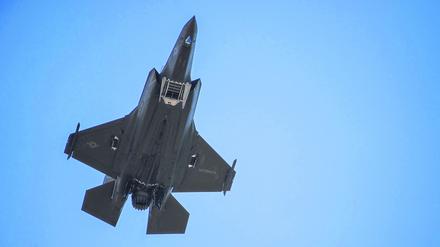 (FILES) This file photo taken on June 12, 2019 shows an F-35 fighter jet flying over the White House in Washington DC. - Germany plans to buy up to 35 F-35 fighter jets made by US firm Lockheed Martin as well as 15 Eurofighter jets, a parliamentary source said on March 14, 2022, as part of a major push to modernise the armed forces in response to Russia's invasion of Ukraine. (Photo by Eric BARADAT / AFP)