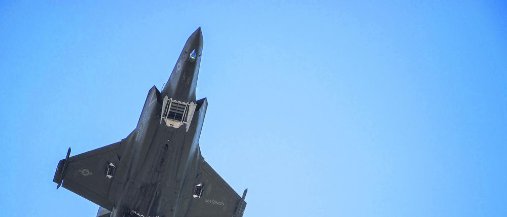 (FILES) This file photo taken on June 12, 2019 shows an F-35 fighter jet flying over the White House in Washington DC. - Germany plans to buy up to 35 F-35 fighter jets made by US firm Lockheed Martin as well as 15 Eurofighter jets, a parliamentary source said on March 14, 2022, as part of a major push to modernise the armed forces in response to Russia's invasion of Ukraine. (Photo by Eric BARADAT / AFP)