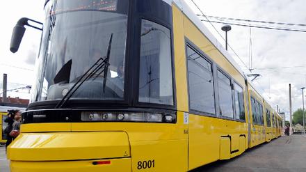 BVG zeigt neue Bombardier-Strassenbahn "Flexity"