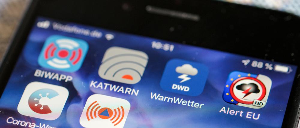 Verschiedene Warn-Apps, darunter die Notfall-Informations- und Nachrichten-App „Nina“ des Bundesamts für Bevölkerungsschutz und Katastrophenhilfe, und die Notfall-App «KATWARN» 