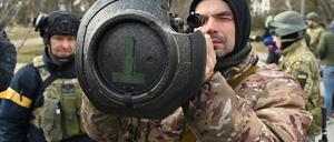 Ukrainische Territorialverteidigungskräfte trainieren den Einsatz von aus dem Westen gelieferten Panzerabwehr-Waffen Anfang März in Kiew. 