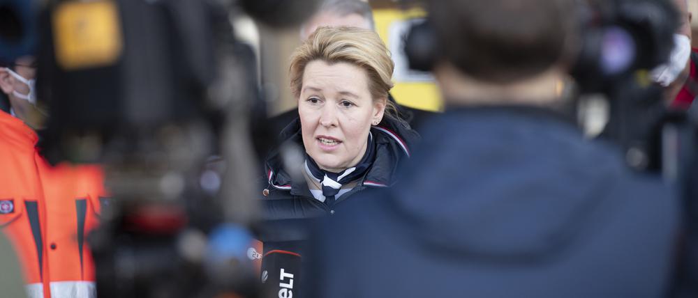 Bürgermeisterin Franziska Giffey (SPD) am neu errichteten Ankunftszentrum für Geflüchtete aus der Ukraine am ehemaligen Flughafen Tegel.