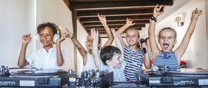 Young friends having a party at the turntable model released Symbolfoto property released PUBLICATIONxINxGERxSUIxAUTxHUNxONLY LJF00549  