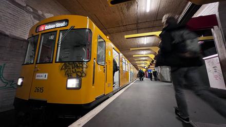 Der denkmalgeschützte Bahnhof Schloßstraße wird seit 2016 saniert – sechs Jahre später sieht er immer noch wie eine Baustelle aus.