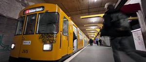 Der denkmalgeschützte Bahnhof Schloßstraße wird seit 2016 saniert – sechs Jahre später sieht er immer noch wie eine Baustelle aus.
