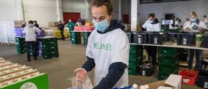 Freiwillige der Berliner Tafel beim Sortieren von Lebensmitteln 