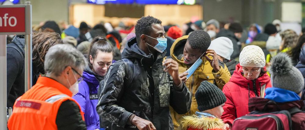 Nicht-weiße Geflüchtete aus der Ukraine werden einer Sprecherin der Berliner Justizsenatorin zufolge gezielt von der Polizei kontrolliert. Diese Praxis nennt sich „Racial Profiling“.