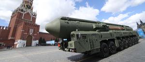 Nukleare Drohgebärde. Interkontinentalraketen bei einer Militärparade am Kreml.  
