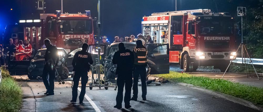 Sanitäter, Feuerwehr und Polizei sind an der Unfallstelle in Gummersbach-Windhagen im Einsatz.