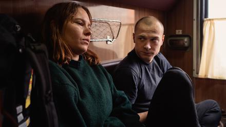 Seidi Haarla und Yuriy Borisov in der europäischen Koproduktion „Abteil Nr. 6“, die am 31. März ins Kino kommt.  