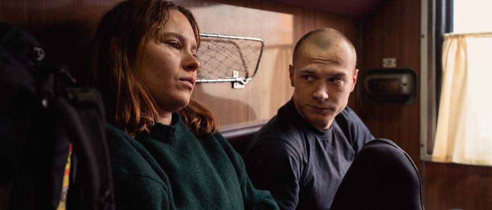 Seidi Haarla und Yuriy Borisov in der europäischen Koproduktion „Abteil Nr. 6“, die am 31. März ins Kino kommt.  