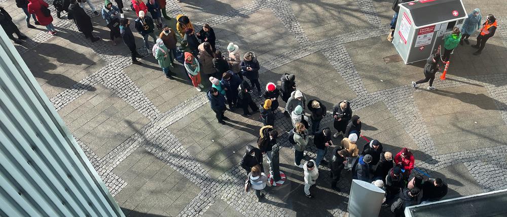 Dicht an dicht stehen Flüchtlinge aus dem ukrainischen Kriegsgebiet vor dem Bezirksamt Friedrichshain-Kreuzberg an der Yorckstraße, um sich dort registrieren zu lassen.