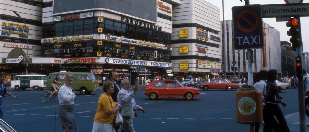 Klotz. Vor fast genau 50 Jahren wurde das „Ku’damm-Eck“ an der Kreuzung Kurfürstendamm/Joachimstaler Straße eröffnet. Schon 1998 wurde es wieder abgerissen.