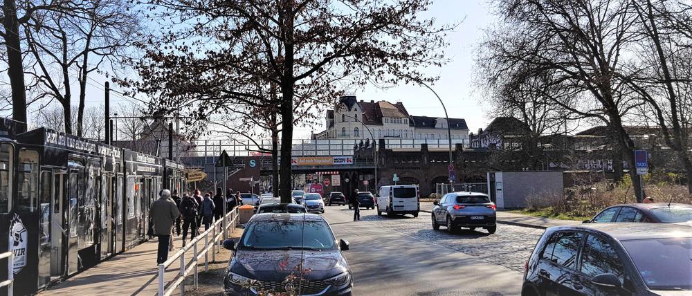 Bisher sind Aus- und Einstiegshaltestelle der Tram getrennt. Die neue Haltestelle wird rechts der Straße gebaut.