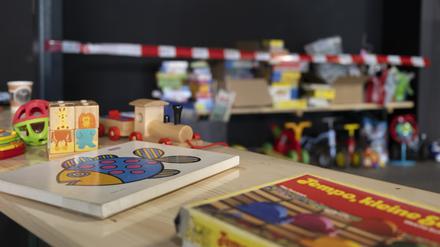 In einem Aufenthaltsraum für Kinder im Ankunftszentrum im ehemaligen Flughafen Tegel liegt gespendetes Kinderspielzeug. 