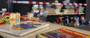 In einem Aufenthaltsraum für Kinder im Ankunftszentrum im ehemaligen Flughafen Tegel liegt gespendetes Kinderspielzeug. 