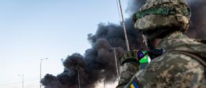 Rauch steigt nach einem Angriff über einem ehemaligen Einkaufszentrum auf, das als Waffendepot des ukrainischen Militärs benutzt worden sein soll.
