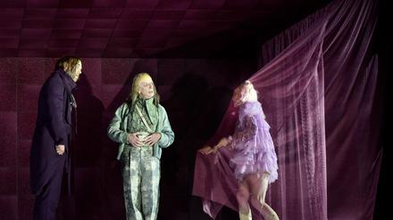 Max Simonischek, Bernd Moss, Lorena Handschin spielen in „Minna von Barnhelm“ am Deutschen Theater
 