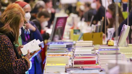 Zahlreiche Gäste besuchen die Buchmesse Pop Up im Werk II in Leipzig. 