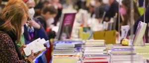 Zahlreiche Gäste besuchen die Buchmesse Pop Up im Werk II in Leipzig. 