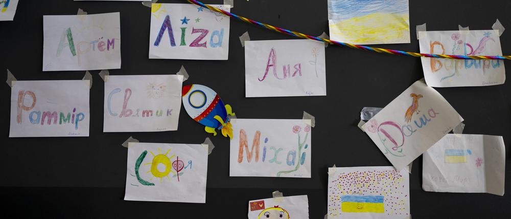 Kinderzeichnungen hängen an einer Wand im Aufenthaltsraum für Kinder im Hauptterminal des ehemaligen Flughafens Berlin-Tegel.