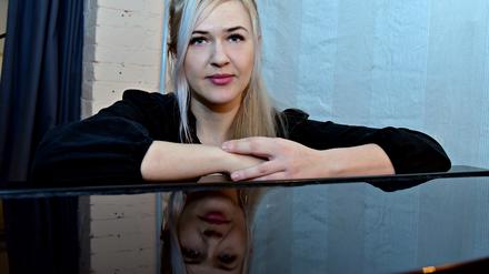 Filmkomponistin Dascha Dauenhauer in ihrer Wohnung am Klavier.