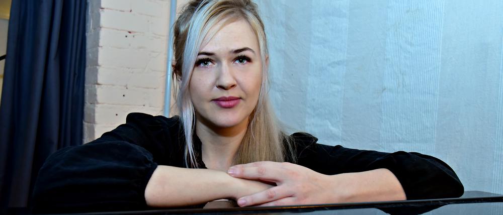 Filmkomponistin Dascha Dauenhauer in ihrer Wohnung am Klavier.