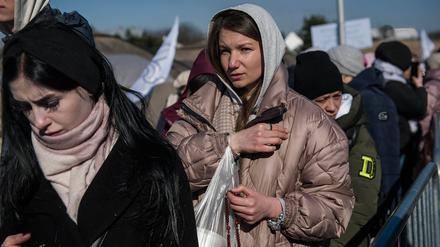  March 11, 2022, Medyka, Podkarpackie, Poland: A woman holds a rosary and prays while queuing to board on a coach that takes refugees to Przemysl. Ukrainian refugees at Medyka border crossing on the 16th day of Russian invasion in Ukraine. Medyka Poland - ZUMAs197 20220311_zaa_s197_536 Copyright: xAttilaxHusejnowx