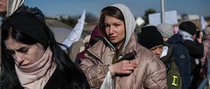  March 11, 2022, Medyka, Podkarpackie, Poland: A woman holds a rosary and prays while queuing to board on a coach that takes refugees to Przemysl. Ukrainian refugees at Medyka border crossing on the 16th day of Russian invasion in Ukraine. Medyka Poland - ZUMAs197 20220311_zaa_s197_536 Copyright: xAttilaxHusejnowx