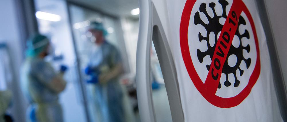 Angesichts zuletzt gestiegener Inzidenzen in Berlin müssen die Kliniken in der Hauptstadt auf einen größer werdenden Teil ihrer Mitarbeiter verzichten.