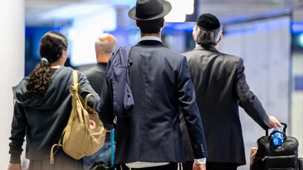 Passagiere aus Tel Aviv (Israel) kommen am Frankfurter Flughafen an. 