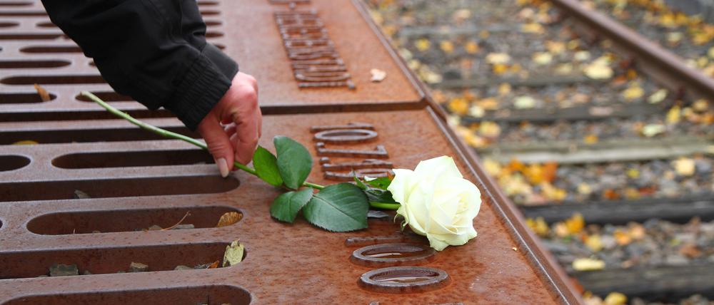Am Mahnmal „Gleis 17“ wird jährlich mit Gedenkveranstaltungen an die Berliner Juden erinnert, die das NS-Regime deportiert hatte. 